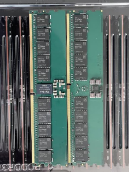 Снабдяването с DRAM и NAND флаш памет се свива: Масовото натрупване на запаси от търговци нараства, цените на DDR паметта навлизат във възходящ цикъл
